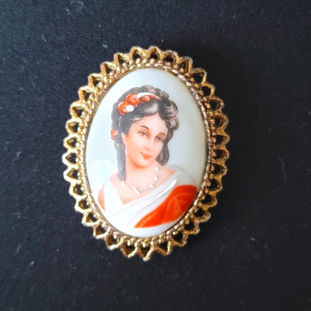 Cameo brooch victorian revival vntg small pin